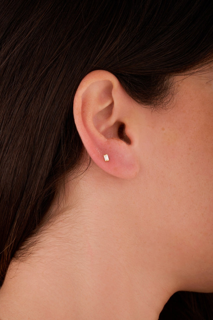 Iris one rectangle gold ear piercing