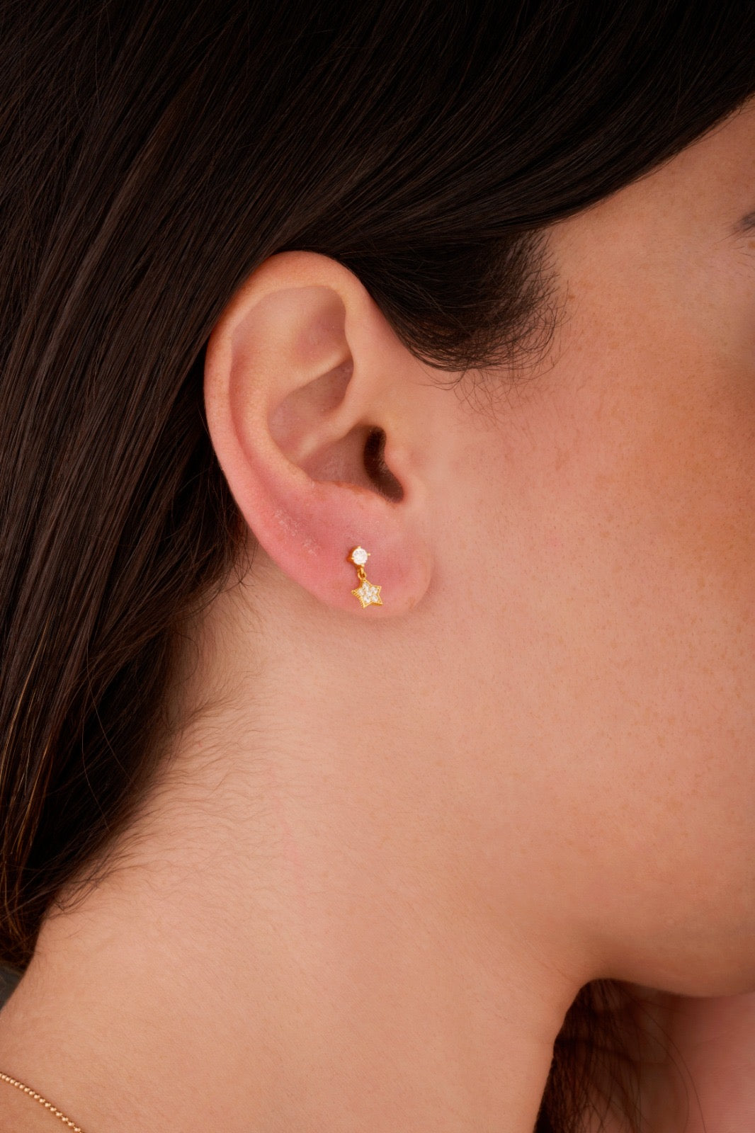Iris round with star, gold ear piercing