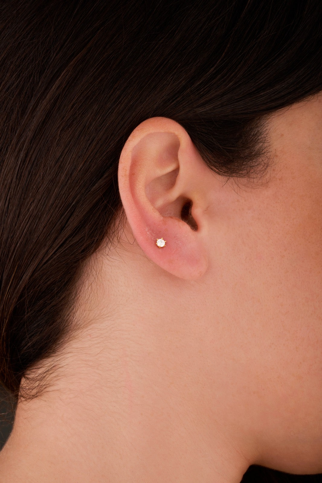 Iris round gold ear piercing