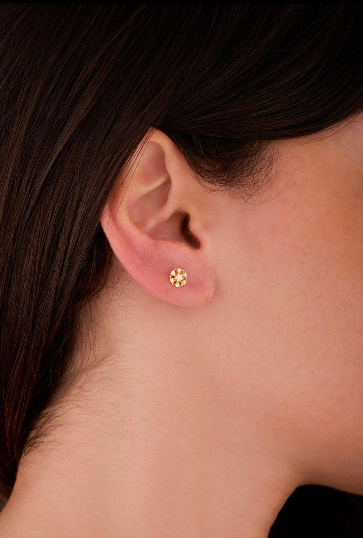 Iris rounded flower gold ear piercing