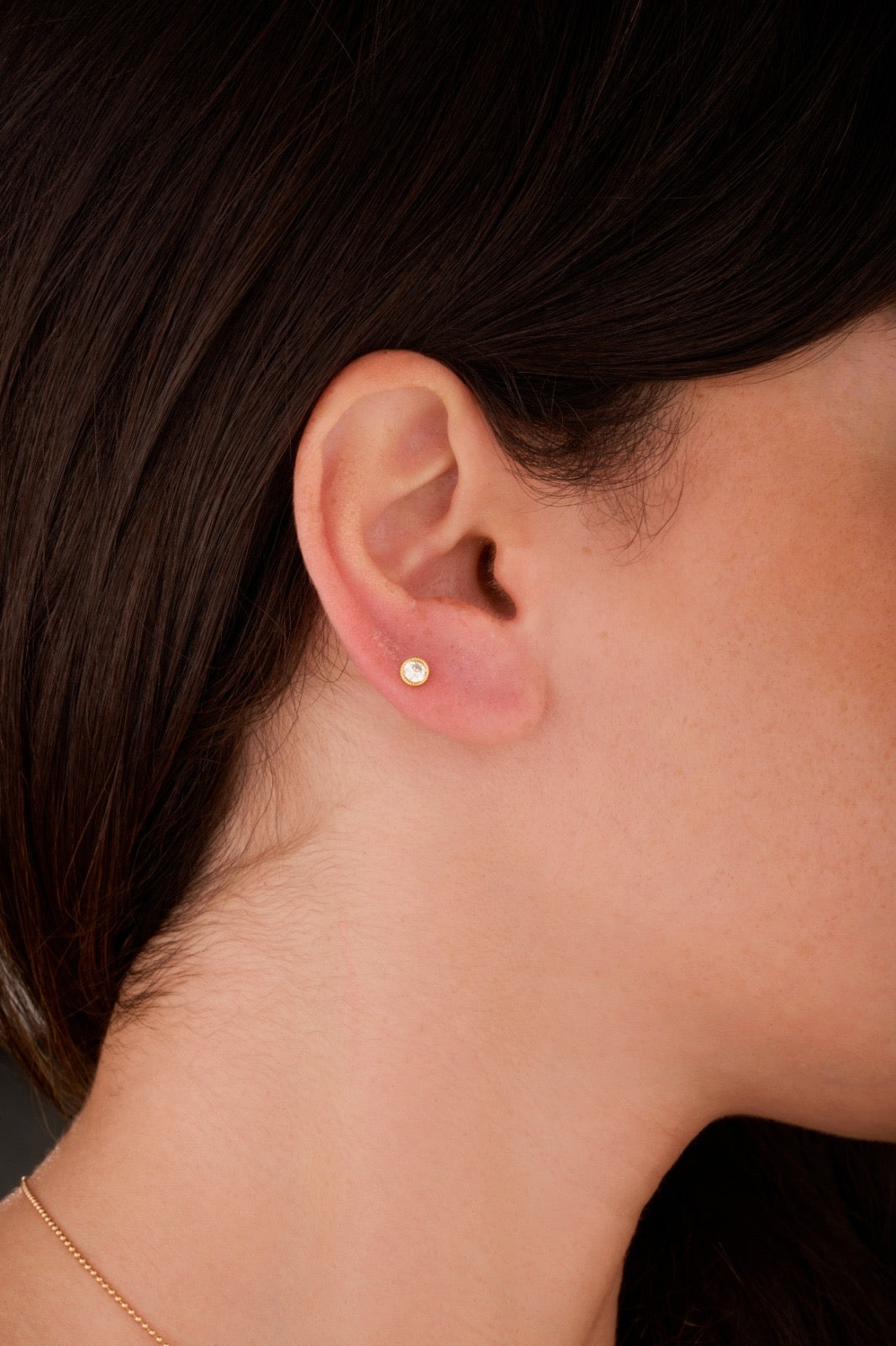 Iris one circle gold ear piercing