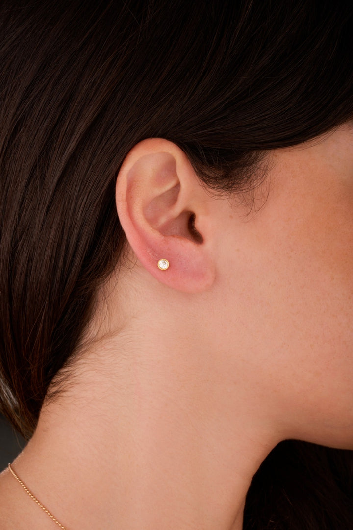 Iris one circle gold ear piercing