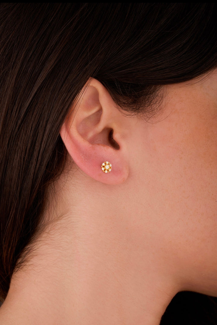 Iris round,snowflake gold ear piercing