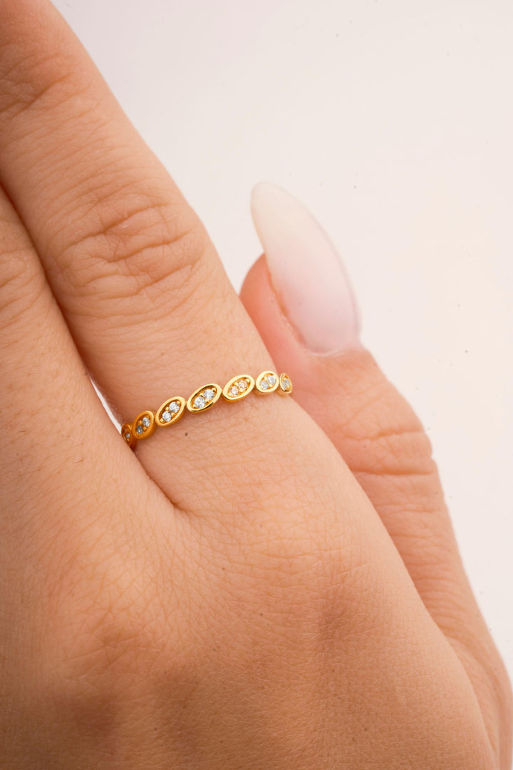 IRIS Oval Gold Ring
